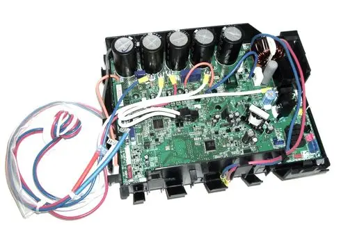 Daikin Platine mit mehreren Kondensatoren und integrierten Schaltkreisen, angeschlossen an bunte Kabel, zur Verwendung in Klimaanlagen oder ähnlichen Geräten.